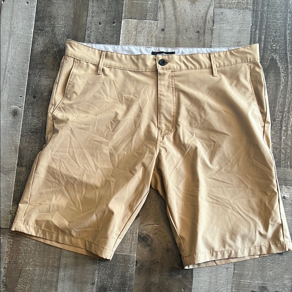 Kenneth Cole action wear shorts‎ /Men's Tan Shorts